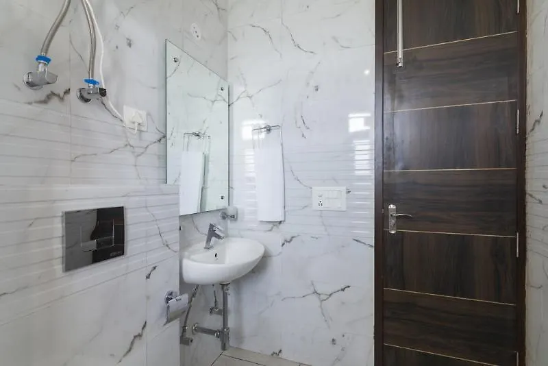 Oyo 14482 Live Inn Gurgáon Szálloda