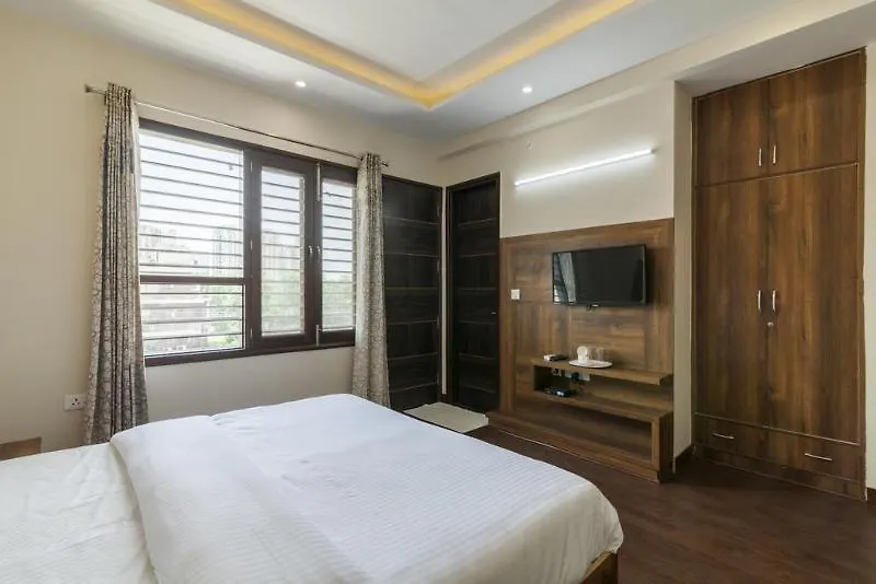 Oyo 14482 Live Inn Gurgáon Szálloda